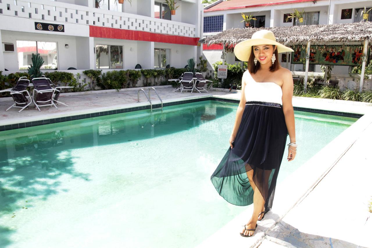 Nettie'S Different Of Nassau Casuarina'S Hotel Exterior photo